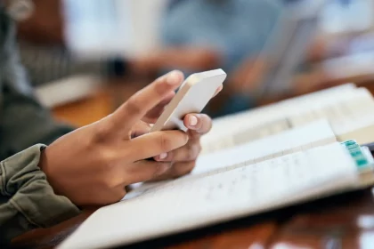 ansiosos-para-usar-celular,-alunos-saem-com-aparelho-na-mao-apos-1o-dia-de-aula