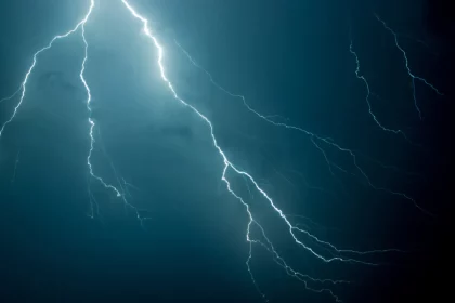 duas-mulheres-sao-atingidas-por-raio-durante-tempestade-em-praia-grande