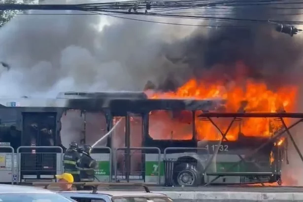 passageiro-de-onibus-atingido-por-aviao-em-sp-diz-que-fuga-ocorreu-pelas-janelas