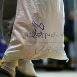 deportado-dos-eua-beija-chao-ao-chegar-ao-brasil