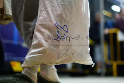 deportado-dos-eua-beija-chao-ao-chegar-ao-brasil