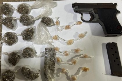 policia-militar-apreende-drogas-e-arma-de-fogo-em-teixeira-de-freitas