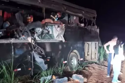 acidente-entre-onibus-e-caminhao-em-sp-deixa-12-mortos-e-11-feridos