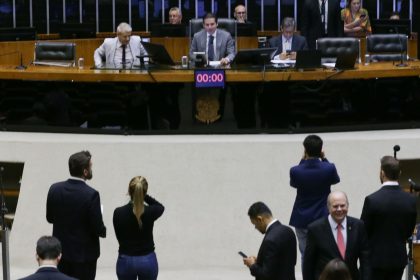 camara-aprova-pena-para-quem-divulgar-imagens-de-nudez-geradas-por-ia