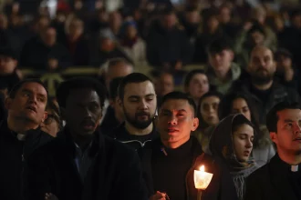 fieis-se-reunem-no-vaticano-em-vigilia-pela-saude-do-papa-francisco;-veja