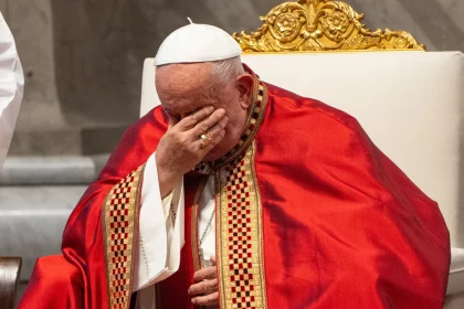 papa-francisco-tem-noite-tranquila,-mas-segue-em-estado-critico,-diz-vaticano