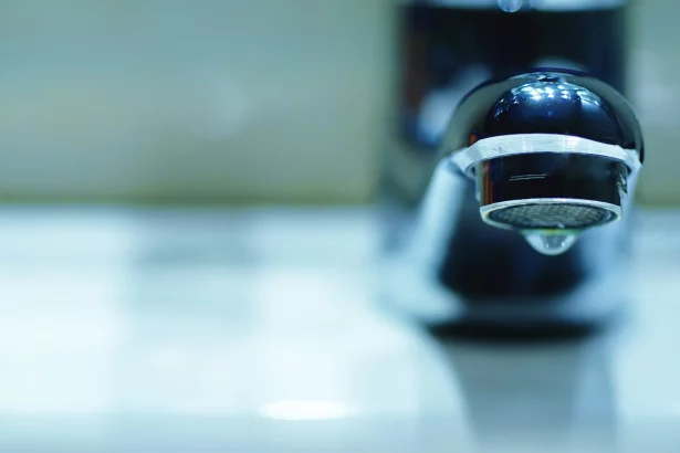 moradores-reclamam-de-agua-com-coloracao-escura-e-mau-odor-na-zona-sul-de-sp
