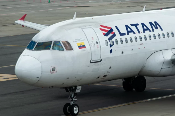 aviao-da-latam-faz-pouso-prioritario-no-aeroporto-de-guarulhos