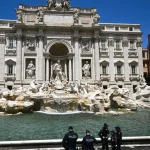 turista-embriagado-mergulha-na-fonte-de-trevi-e-recebe-multa-em-roma