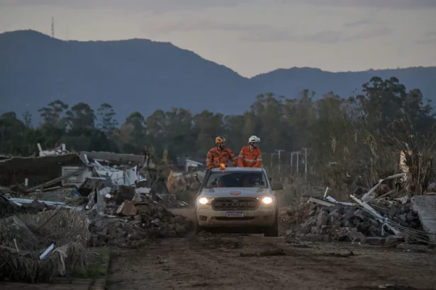 desabrigados-pela-enchente-em-porto-alegre-enfrentam-de-fila-a-briga-com-vizinhos