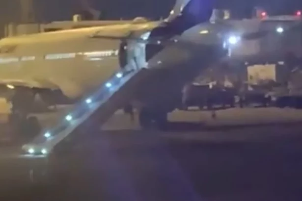 passageiro-aciona-escorregador-de-emergencia-e-atrasa-voo-em-sp