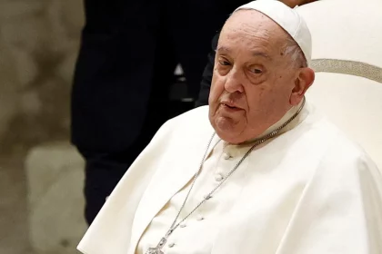 papa-francisco-passou-“uma-noite-tranquila”-e-esta-“descansando”