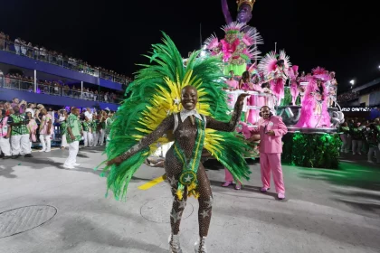 com-paradinhas-e-refrao-forte,-mangueira-empolga-no-primeiro-dia-de-desfiles-no-rio-de-janeiro