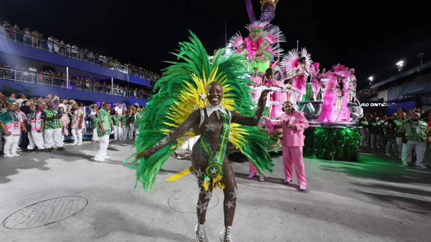 com-paradinhas-e-refrao-forte,-mangueira-empolga-no-primeiro-dia-de-desfiles-no-rio-de-janeiro