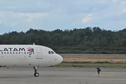 homem-invade-pista-de-aeroporto-no-chile-ao-perder-o-voo;-veja-o-video