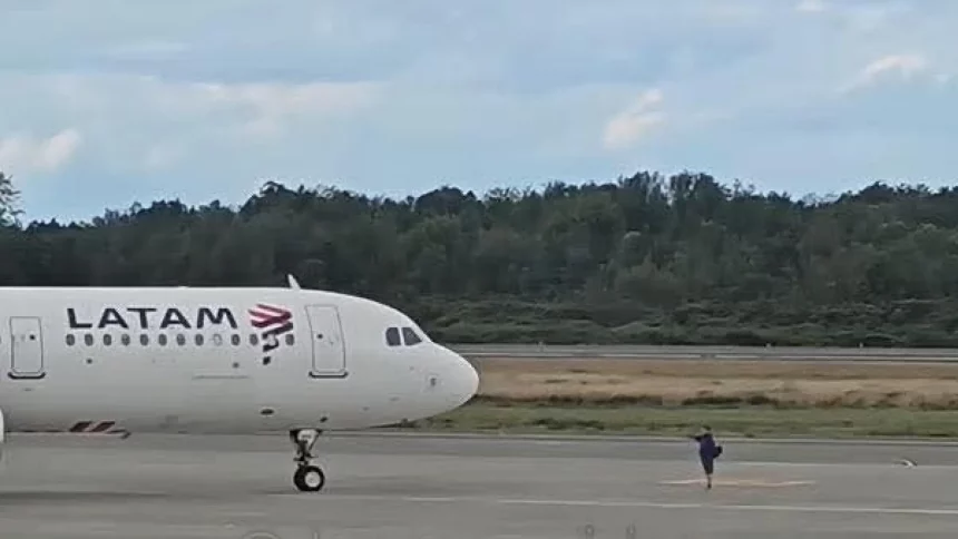homem-invade-pista-de-aeroporto-no-chile-ao-perder-o-voo;-veja-o-video