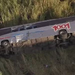 onibus-com-45-passageiros-cai-em-ribanceira-na-dutra,-e-uma-pessoa-morre