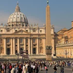 fluxo-turistico-no-vaticano-se-mantem-mesmo-com-papa-internado