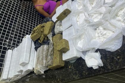 policia-apreende-mais-de-14-kg-de-drogas-e-detem-menor-no-bairro-liberdade