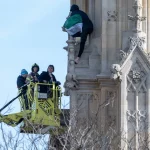 homem-escala-big-ben-em-londres-e-levanta-bandeira-da-palestina-em-protesto