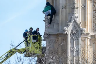 homem-escala-big-ben-em-londres-e-levanta-bandeira-da-palestina-em-protesto