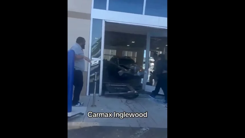 homem-joga-carro-contra-loja-nos-eua-e-deixa-oito-feridos,-dois-graves