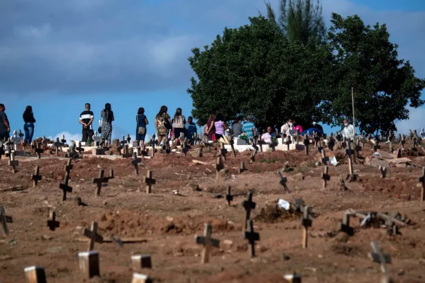numero-de-mortes-por-covid-no-brasil-ainda-e-alto-e-se-equipara-a-queda-de-6-boeings-em-2025