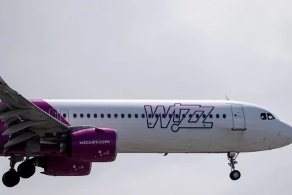 mulher-embriagada-forca-desvio-de-voo-e-e-retirada-pela-policia-na-grecia