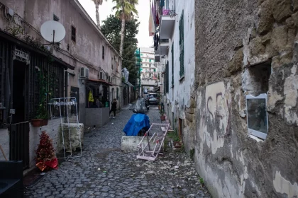 fotos-mostram-os-danos-causados-pelo-terremoto-em-napoles-nesta-quinta