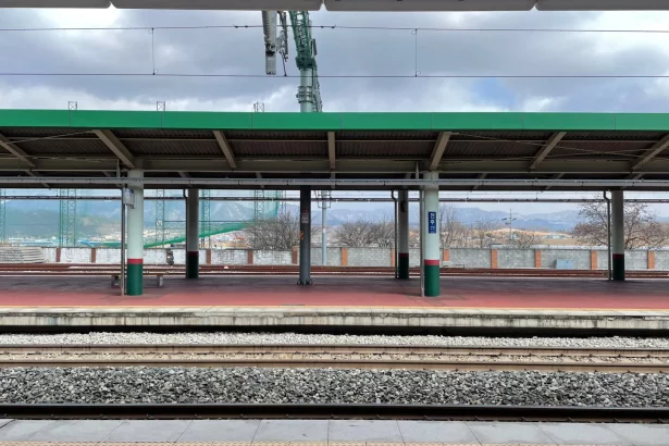 adolescente-morre-atropelado-por-trem-apos-pular-muro-para-pegar-bola-em-sp