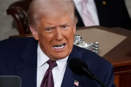 governo-trump-aprofunda-desafio-a-justica-com-voos-de-deportacao-para-el-salvador