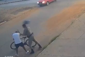 policial-agride-ciclista-apos-cair-de-moto-para-evitar-colisao
