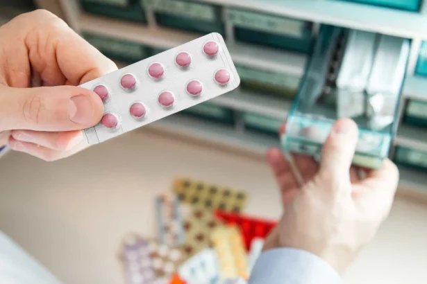 farmaceuticos-nao-poderao-prescrever-qualquer-tipo-de-medicamento;-entenda