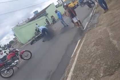 pai-e-filha-ficam-feridos-em-colisao-na-avenida-perimetral,-em-itamaraju