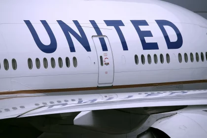 piloto-arromba-porta-apos-passageiro-demorar-muito-tempo-no-banheiro