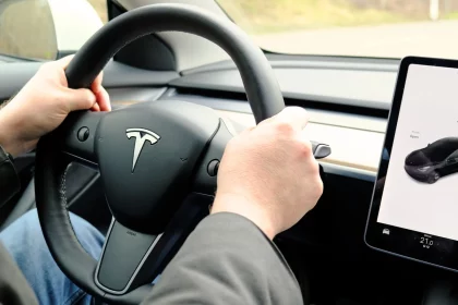em-fuga-de-blitz,-motorista-de-tesla-fura-sinal-vermelho-e-morre