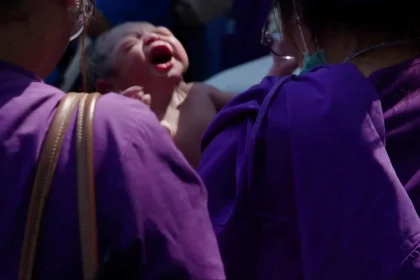video-mostra-nascimento-de-bebe-em-rua-de-bangkok-durante-terremoto