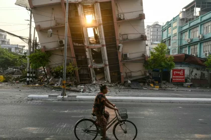 mulher-de-60-anos-e-resgatada-apos-91-horas-sob-escombros-em-myanmar