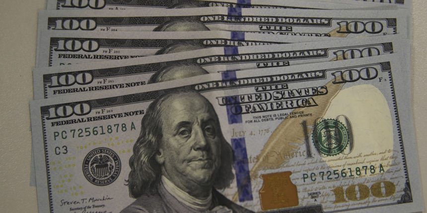 dolar-fecha-abaixo-de-r$-5,70-em-dia-de-tarifas-de-trump