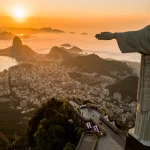 cristo-redentor-abraca-vira-lata-caramelo-para-campanha-sobre-adocao