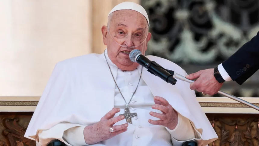 papa-aparece-pela-primeira-vez-em-publico-apos-regresso-ao-vaticano