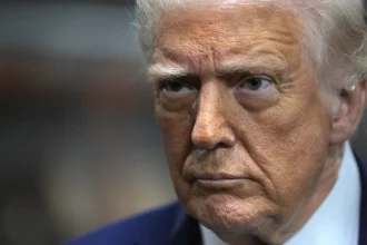 conselheiro-de-trump-salvou-contato-errado-ao-vazar-segredos-militares-dos-eua
