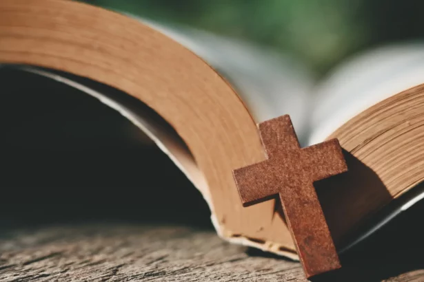 camara-de-bh-aprova-uso-da-biblia-em-escolas-como-material-de-apoio