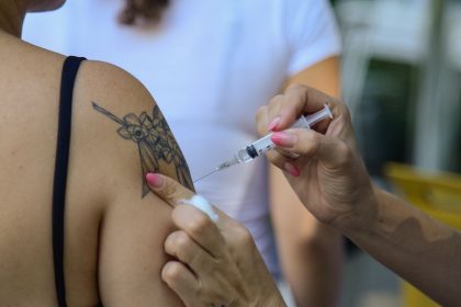 cidade-do-rio-estende-vacina-contra-dengue-para-jovens-de-19-e-20-anos