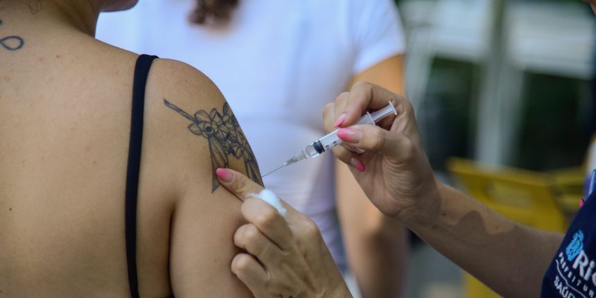 cidade-do-rio-estende-vacina-contra-dengue-para-jovens-de-19-e-20-anos