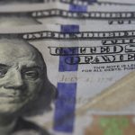dolar-cai-para-r$-5,84-apos-suspensao-de-tarifaco-de-trump