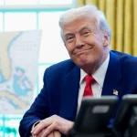 trump-assina-decreto-sobre-pressao-de-agua-e-diz-que-leva-15-minutos-para-molhar-‘lindos-cabelos’