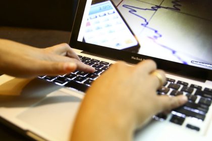 setor-de-servicos-cresce-0,8%-na-passagem-de-janeiro-para-fevereiro