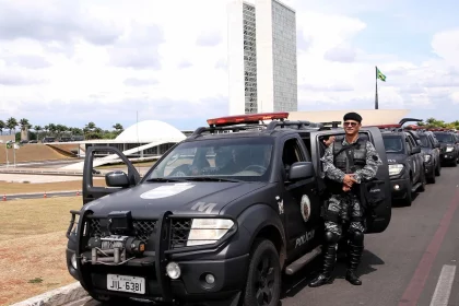 policia-atira-bombas-de-gas-em-marcha-de-indigenas-em-frente-ao-congresso