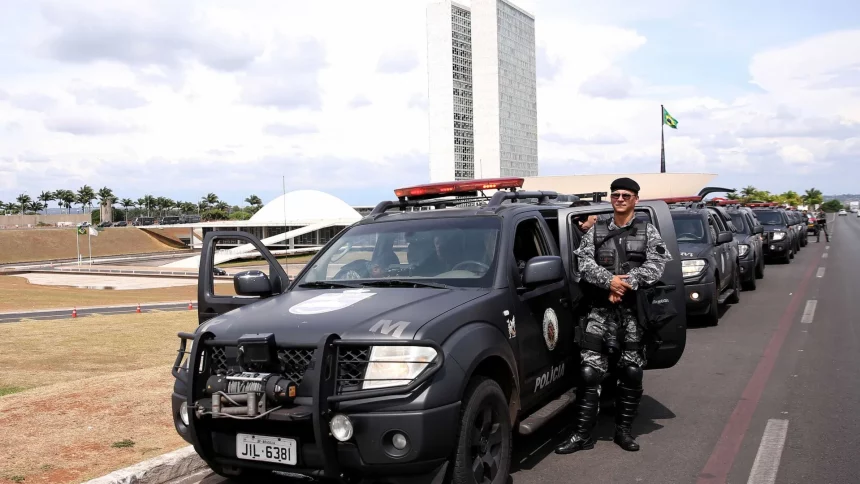 policia-atira-bombas-de-gas-em-marcha-de-indigenas-em-frente-ao-congresso